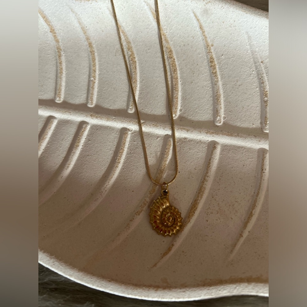 NEW - shell necklace